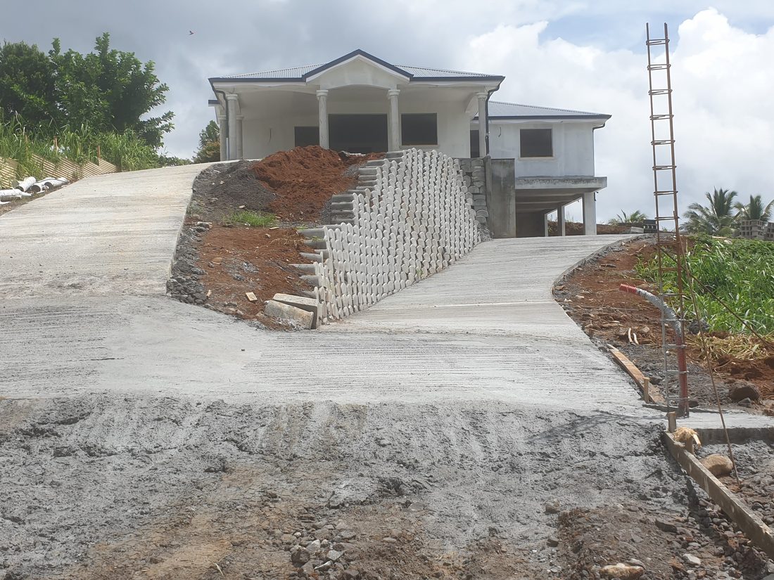 Accès en béton et mur d’enrochement réalisés par Topconstruck