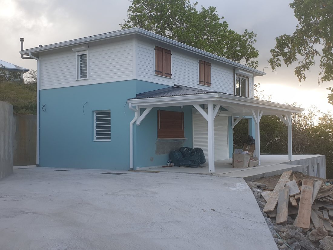 Maison individuelle rénovée par Topconstruck, façade repeinte