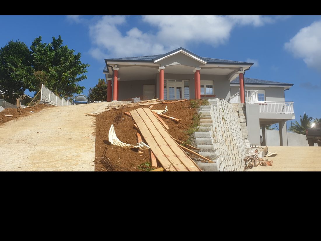 Maison individuelle à galerie et colonnes réalisée par Topconstruck